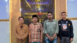 Pengurus Lakpesdam PCNU Sumenep foto bersama perwakilan petani garam yang mengadukan PT Garam (persero). (KLIKMADURA)