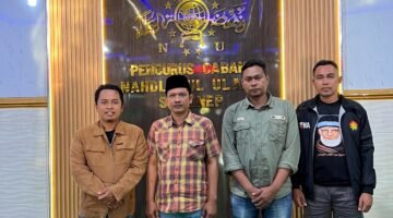 Pengurus Lakpesdam PCNU Sumenep foto bersama perwakilan petani garam yang mengadukan PT Garam (persero). (KLIKMADURA)