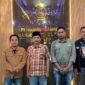 Pengurus Lakpesdam PCNU Sumenep foto bersama perwakilan petani garam yang mengadukan PT Garam (persero). (KLIKMADURA)