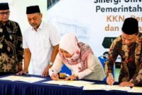 Rektor UIM, Dr. Ahmad (paling kiri) menyaksikan penandatanganan kemitraan dengan Universitas Islam Madura (UIM) dalam Program Desa Binaan Berkelanjutan. (KLIKMADURA)