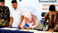 Rektor UIM, Dr. Ahmad (paling kiri) menyaksikan penandatanganan kemitraan dengan Universitas Islam Madura (UIM) dalam Program Desa Binaan Berkelanjutan. (KLIKMADURA)