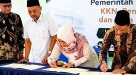 Rektor UIM, Dr. Ahmad (paling kiri) menyaksikan penandatanganan kemitraan dengan Universitas Islam Madura (UIM) dalam Program Desa Binaan Berkelanjutan. (KLIKMADURA)