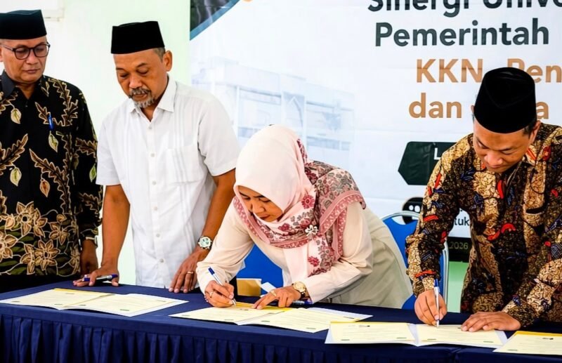 Rektor UIM, Dr. Ahmad (paling kiri) menyaksikan penandatanganan kemitraan dengan Universitas Islam Madura (UIM) dalam Program Desa Binaan Berkelanjutan. (KLIKMADURA)
