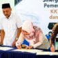 Rektor UIM, Dr. Ahmad (paling kiri) menyaksikan penandatanganan kemitraan dengan Universitas Islam Madura (UIM) dalam Program Desa Binaan Berkelanjutan. (KLIKMADURA)