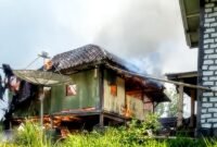 Bangunan musholla berbahan kayu hangus terbakar, Rabu (22/7/2026).