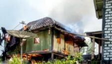 Bangunan musholla berbahan kayu hangus terbakar, Rabu (22/7/2026).