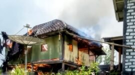 Bangunan musholla berbahan kayu hangus terbakar, Rabu (22/7/2026).