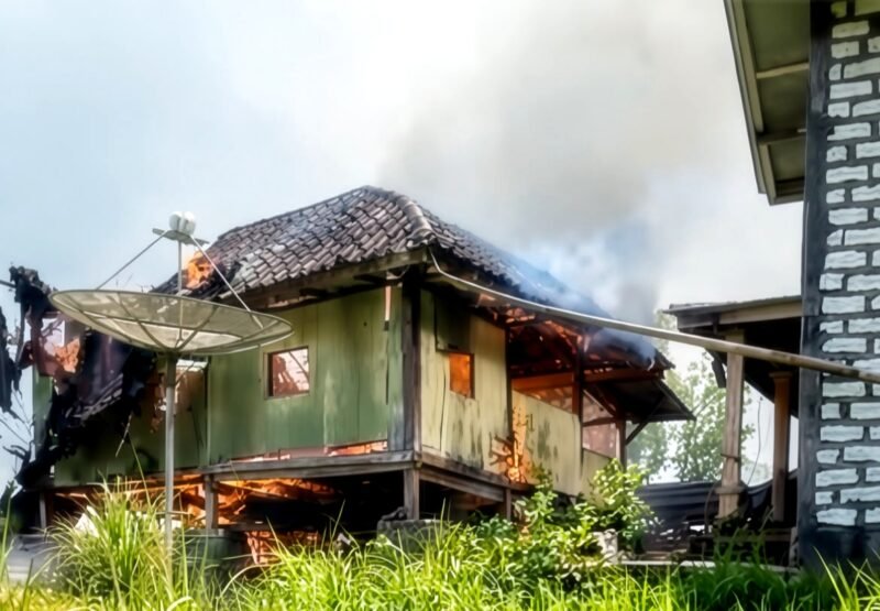 Bangunan musholla berbahan kayu hangus terbakar, Rabu (22/7/2026).
