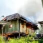 Bangunan musholla berbahan kayu hangus terbakar, Rabu (22/7/2026).