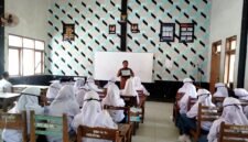 Suasana sosialisasi Puskesmas Larangan Pamekasan tentang penyakit HIV/AIDS di lingkungan sekolah. (PUSKESMAS LARANGAN FOR KLIK MADURA).  
