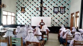 Suasana sosialisasi Puskesmas Larangan Pamekasan tentang penyakit HIV/AIDS di lingkungan sekolah. (PUSKESMAS LARANGAN FOR KLIK MADURA).  