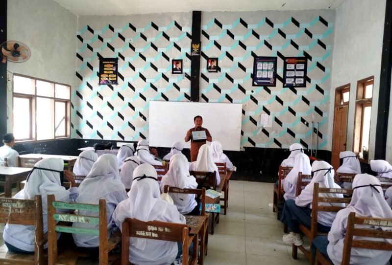 Suasana sosialisasi Puskesmas Larangan Pamekasan tentang penyakit HIV/AIDS di lingkungan sekolah. (PUSKESMAS LARANGAN FOR KLIK MADURA).  