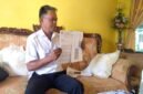 Kepala Desa Banyukapah, Kecamatan Kedungdung, Kabupaten Sampang, Ruspandi menunjukkan surat penyaluran bansos. (KLIKMADURA)