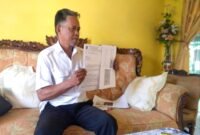 Kepala Desa Banyukapah, Kecamatan Kedungdung, Kabupaten Sampang, Ruspandi menunjukkan surat penyaluran bansos. (KLIKMADURA)