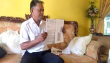 Kepala Desa Banyukapah, Kecamatan Kedungdung, Kabupaten Sampang, Ruspandi menunjukkan surat penyaluran bansos. (KLIKMADURA)