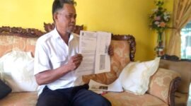 Kepala Desa Banyukapah, Kecamatan Kedungdung, Kabupaten Sampang, Ruspandi menunjukkan surat penyaluran bansos. (KLIKMADURA)