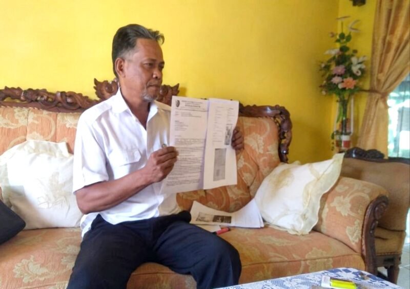 Kepala Desa Banyukapah, Kecamatan Kedungdung, Kabupaten Sampang, Ruspandi menunjukkan surat penyaluran bansos. (KLIKMADURA)