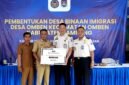 Kepala Kantor Imigrasi Kelas II Non TPI Pamekasan Ahmad Muttaqin menyerahkan cinderamata kepada Kepala Dinas Tenaga Kerja Kabupaten Sampang usai kegiatan. (KLIKMADURA)