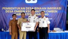 Kepala Kantor Imigrasi Kelas II Non TPI Pamekasan Ahmad Muttaqin menyerahkan cinderamata kepada Kepala Dinas Tenaga Kerja Kabupaten Sampang usai kegiatan. (KLIKMADURA)