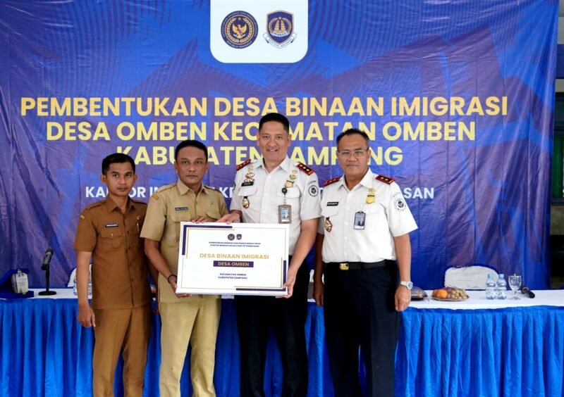 Kepala Kantor Imigrasi Kelas II Non TPI Pamekasan Ahmad Muttaqin menyerahkan cinderamata kepada kepala desa Omben usai kegiatan. (KLIKMADURA)
