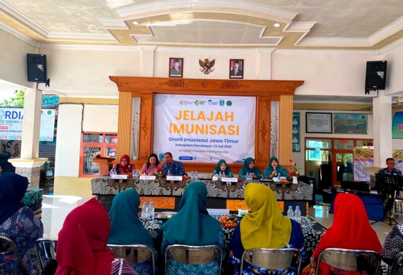 Para peserta antusias ikuti kegiatan program grant immunization yang bertempat di balai Desa Panempan, Pamekasan (ANAS/KLIK MADURA).