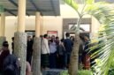 Suasana di luar ruangan persidangan PN Pamekasan kasus pembunuhan Munahah di Desa Lesong Daja, Batumarmar, Pamekasan (ISTIMEWA).  