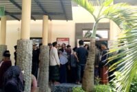 Suasana di luar ruangan persidangan PN Pamekasan kasus pembunuhan Munahah di Desa Lesong Daja, Batumarmar, Pamekasan (ISTIMEWA).  