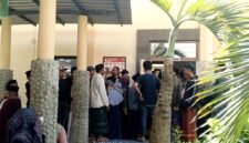 Suasana di luar ruangan persidangan PN Pamekasan kasus pembunuhan Munahah di Desa Lesong Daja, Batumarmar, Pamekasan (ISTIMEWA).  
