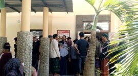 Suasana di luar ruangan persidangan PN Pamekasan kasus pembunuhan Munahah di Desa Lesong Daja, Batumarmar, Pamekasan (ISTIMEWA).  