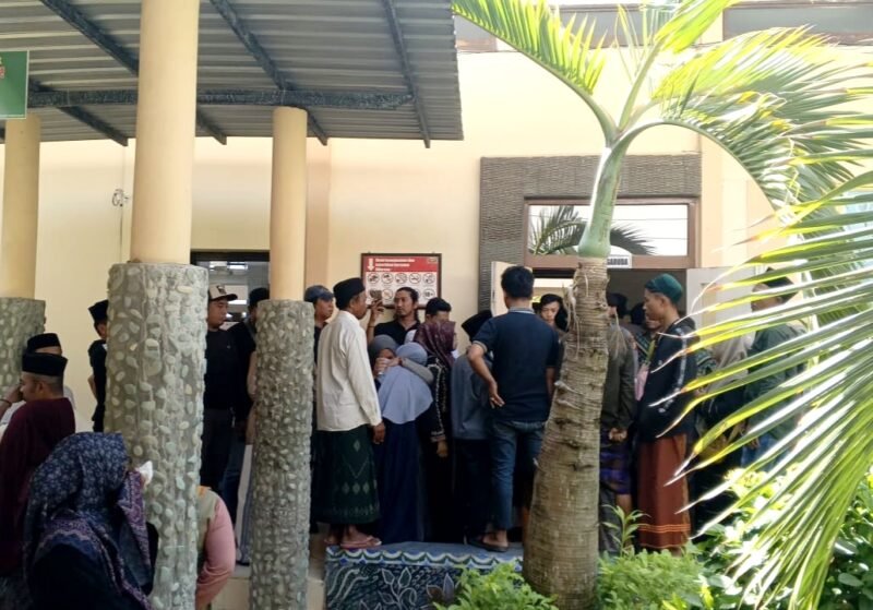 Suasana di luar ruangan persidangan PN Pamekasan kasus pembunuhan Munahah di Desa Lesong Daja, Batumarmar, Pamekasan (ISTIMEWA).  