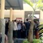 Suasana di luar ruangan persidangan PN Pamekasan kasus pembunuhan Munahah di Desa Lesong Daja, Batumarmar, Pamekasan (ISTIMEWA).  