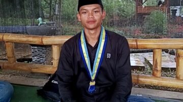 Kiromuddin, mahasiswa sekaligus petani muda asal Desa Prancak, Kecamatan Pasongsongan. (KLIKMADURA)
