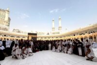 Sebanyak 300 jemaah umroh PT. Menara Internusa foto bersama di depak Kakbah sebelum kepulangan. (SARI PURWATI / KLIKMADURA)
