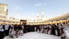 Sebanyak 300 jemaah umroh PT. Menara Internusa foto bersama di depak Kakbah sebelum kepulangan. (SARI PURWATI / KLIKMADURA)