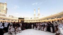 Sebanyak 300 jemaah umroh PT. Menara Internusa foto bersama di depak Kakbah sebelum kepulangan. (SARI PURWATI / KLIKMADURA)