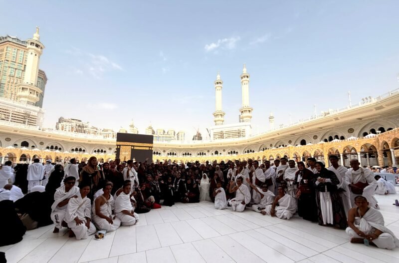 Sebanyak 300 jemaah umroh PT. Menara Internusa foto bersama di depak Kakbah sebelum kepulangan. (SARI PURWATI / KLIKMADURA)
