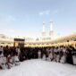 Sebanyak 300 jemaah umroh PT. Menara Internusa foto bersama di depak Kakbah sebelum kepulangan. (SARI PURWATI / KLIKMADURA)