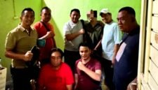 Personel Satreskrim Polres Pamekasan saat membekuk MLA, tersangka kasus investasi bodong. (POLRES PAMEKASAN FOR KLIKMADURA)
