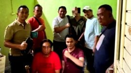 Personel Satreskrim Polres Pamekasan saat membekuk MLA, tersangka kasus investasi bodong. (POLRES PAMEKASAN FOR KLIKMADURA)