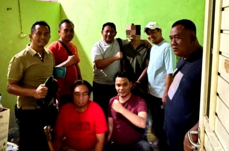 Personel Satreskrim Polres Pamekasan saat membekuk MLA, tersangka kasus investasi bodong. (POLRES PAMEKASAN FOR KLIKMADURA)