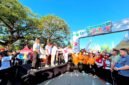 Sekretaris Daerah Provinsi Jawa Timur Adhy Karyono di dampingi Bupati Pamekasan Kholilurrahman bersama Forkopimda Pamekasan melepas kegiatan jalan sehat di giat Harkopnas tahun 2026 di monumen arek lancor (LAILIYATUN NURIYAH/KLIK MADURA).