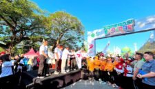 Sekretaris Daerah Provinsi Jawa Timur Adhy Karyono di dampingi Bupati Pamekasan Kholilurrahman bersama Forkopimda Pamekasan melepas kegiatan jalan sehat di giat Harkopnas tahun 2026 di monumen arek lancor (LAILIYATUN NURIYAH/KLIK MADURA).