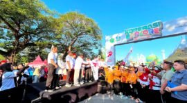 Sekretaris Daerah Provinsi Jawa Timur Adhy Karyono di dampingi Bupati Pamekasan Kholilurrahman bersama Forkopimda Pamekasan melepas kegiatan jalan sehat di giat Harkopnas tahun 2026 di monumen arek lancor (LAILIYATUN NURIYAH/KLIK MADURA).