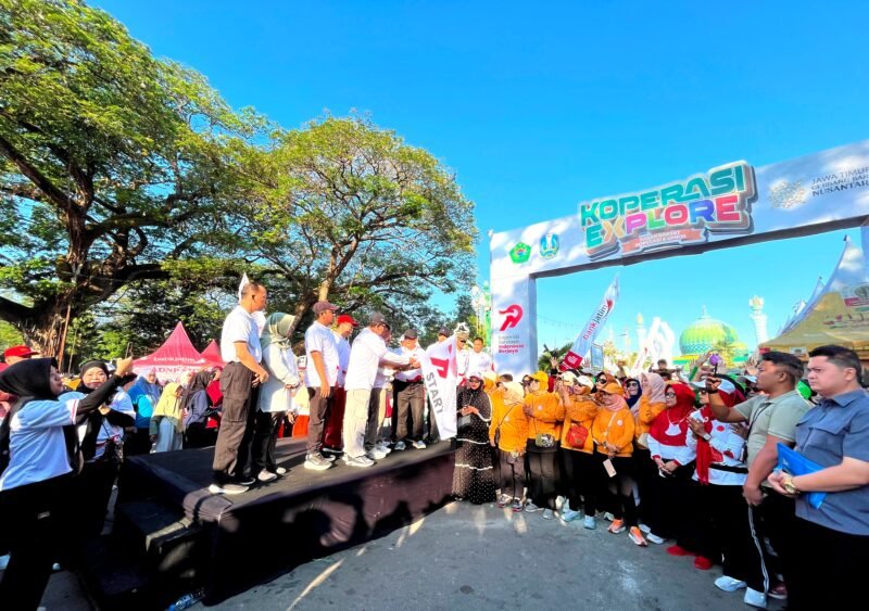 Sekretaris Daerah Provinsi Jawa Timur Adhy Karyono di dampingi Bupati Pamekasan Kholilurrahman bersama Forkopimda Pamekasan melepas kegiatan jalan sehat di giat Harkopnas tahun 2026 di monumen arek lancor (LAILIYATUN NURIYAH/KLIK MADURA).