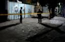 Aparat memasang garis polisi di TKP bentrok tepatnya di Desa Masaran, Kecamatan Banyuates, Sampang. (KLIKMADURA)