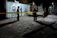Aparat memasang garis polisi di TKP bentrok tepatnya di Desa Masaran, Kecamatan Banyuates, Sampang. (KLIKMADURA)
