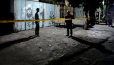 Aparat memasang garis polisi di TKP bentrok tepatnya di Desa Masaran, Kecamatan Banyuates, Sampang. (KLIKMADURA)