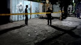 Aparat memasang garis polisi di TKP bentrok tepatnya di Desa Masaran, Kecamatan Banyuates, Sampang. (KLIKMADURA)
