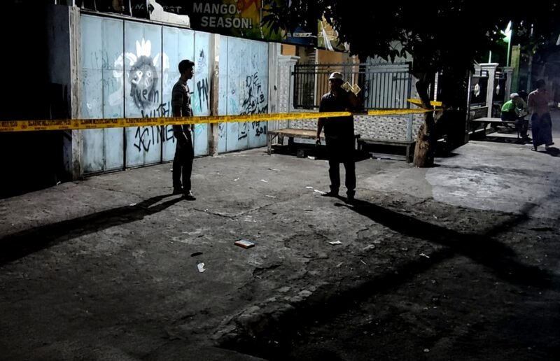 Aparat memasang garis polisi di TKP bentrok tepatnya di Desa Masaran, Kecamatan Banyuates, Sampang. (KLIKMADURA)