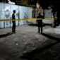 Aparat memasang garis polisi di TKP bentrok tepatnya di Desa Masaran, Kecamatan Banyuates, Sampang. (KLIKMADURA)